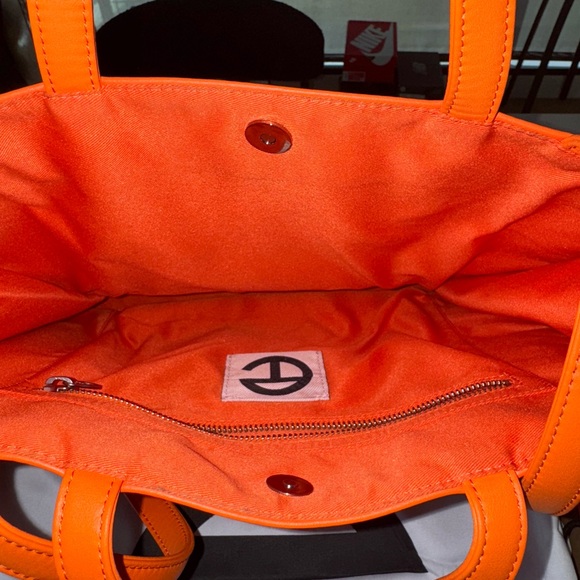 Telfar - Picture 3 of 3